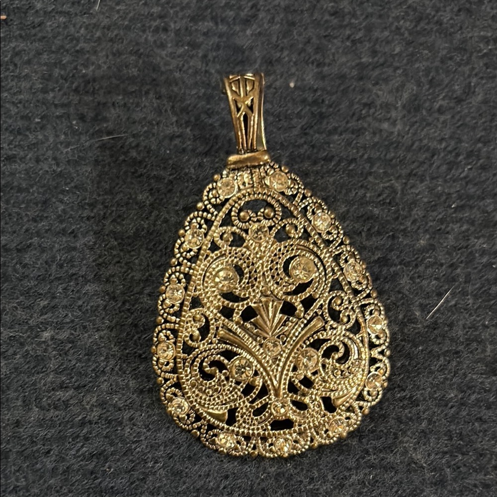 Elegant Gold Filigree Pendant